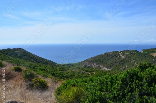 Vu sur la mer et les collines de l'île de Sardaigne