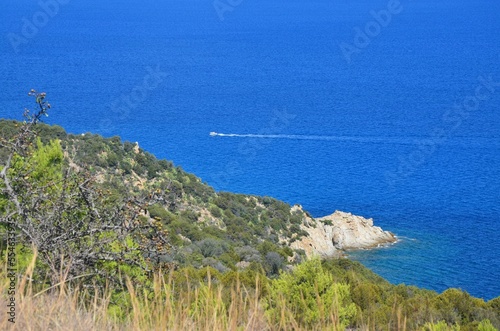 Traversé d'un yacht prêt d'une île