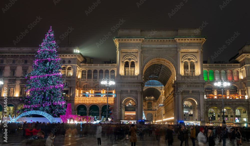 Obraz premium Illuminated christmas tree at the entrance to the vittorio emanuele gallery in milan