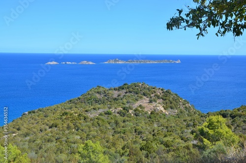 Paysage en Sardaigne avec vu sur la mer, île et montagne
