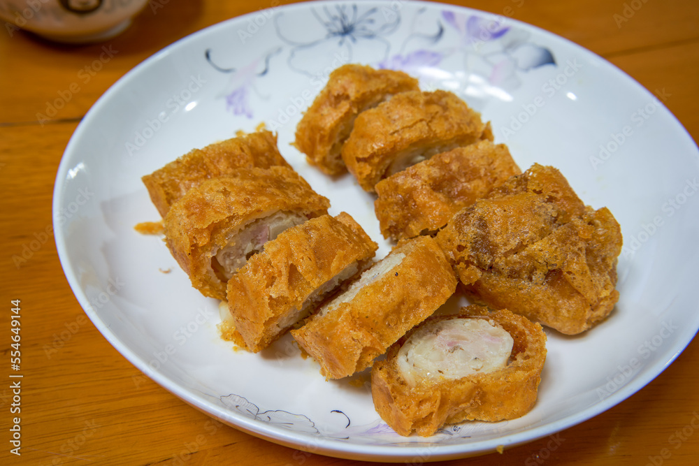 A crispy and delicious Chinese New Year dish, net oil waist roll