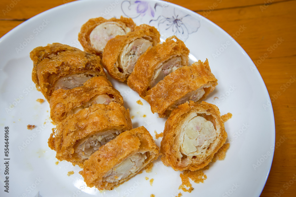 A crispy and delicious Chinese New Year dish, net oil waist roll A crispy and delicious Chinese New Year dish, net oil waist roll