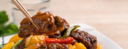 Fotografía Sweet and sour sauced deep fried pork ribs with chopped pepper and pineapple
