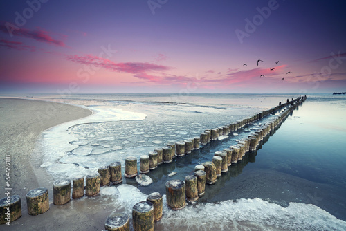 Buhnen im Eismeer