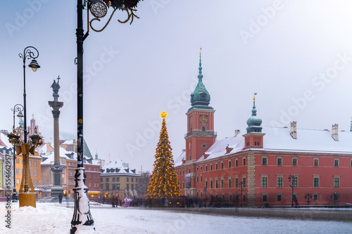 Warszawska starówka zimową porą z choinką i podświetleniem Zamku Królewskiego photo