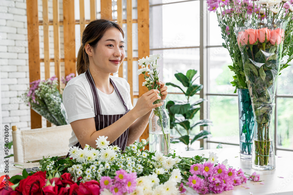female florists Asians are arranging flowers for customers who come to order them for various ceremonies such as weddings, Valentine's Day or to give to loved ones.