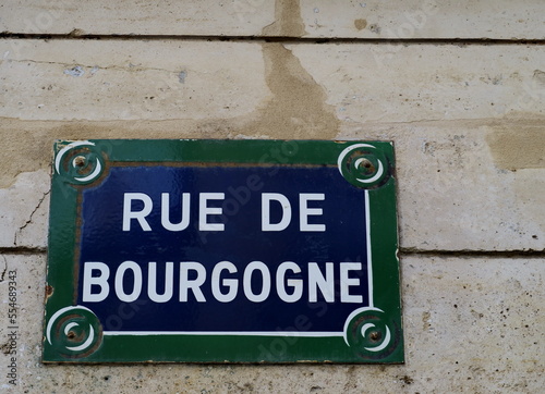 Rue de Bourgogne. Plaque de nom de rue. Paris.