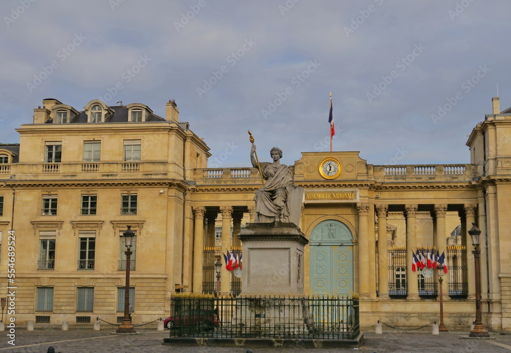 Naklejka premium Place du Palais Bourbon, La statue de La Loi devant l'Assemblée Nationale.