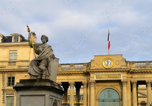 Place du Palais Bourbon, La statue de La Loi devant l'Assemblée Nationale.