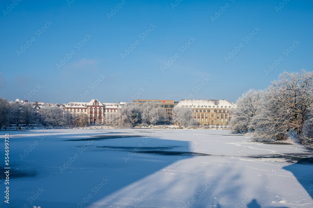 Blick über den verscheiten und gefrorenen Teich in der Kieler Innenstadt mit Blick auf das Justizministerium  und die Fördesparkasse