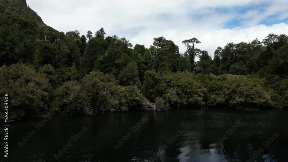 Laguna Triangulo - parque alerce andino Laguna Triangulo - parque alerce andino