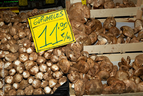 Venta de setas en el mercado.