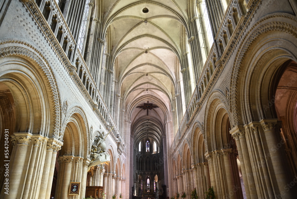 Nef gothique de la cathédrale de Bayeux. France