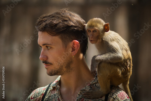 Canvas Print Man with a monkey standing on his shoulder