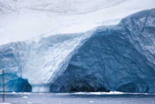 Grandes icebergs flotando sobre el mar, texturas y colores.