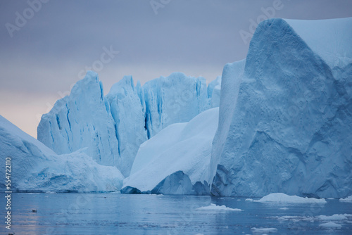 Grandes icebergs flotando sobre el mar, texturas y colores. © Néstor Rodan