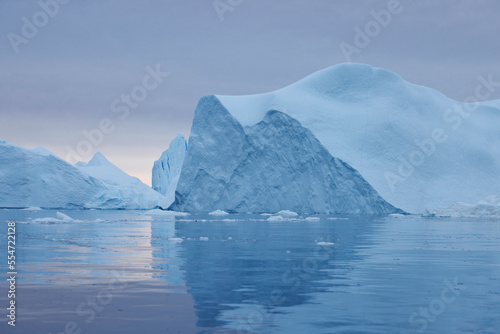 Grandes icebergs flotando sobre el mar, texturas y colores. © Néstor Rodan