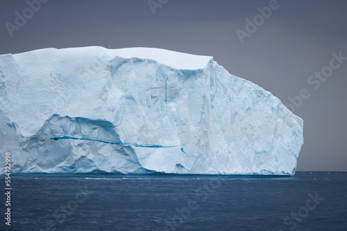 texturas y formas de grandes icebergs en ciruculo polar artico