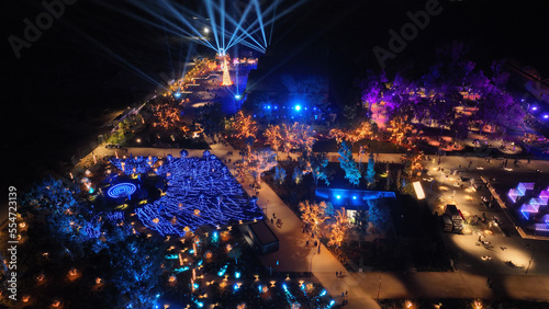 Foto Aerial drone night distant shot from illuminated with Christmas lights futuristi