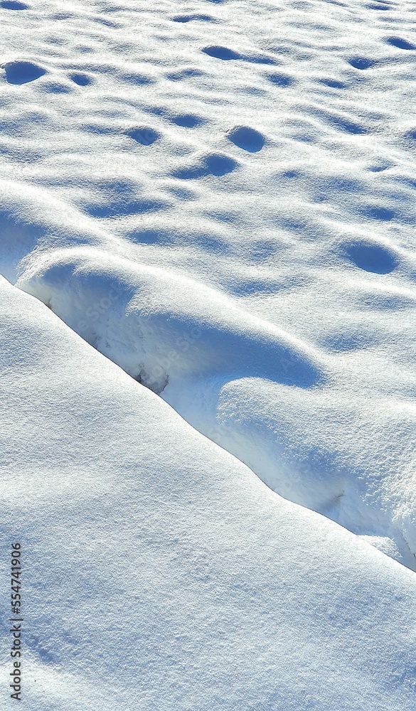 Schneebedecktes Feld in der Sonne Schneebedecktes Feld in der Sonne