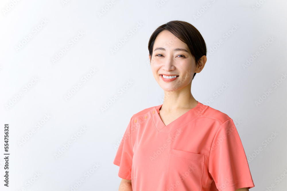 笑顔で微笑むスクラブの使いやすいドクター（女医）のイメージ