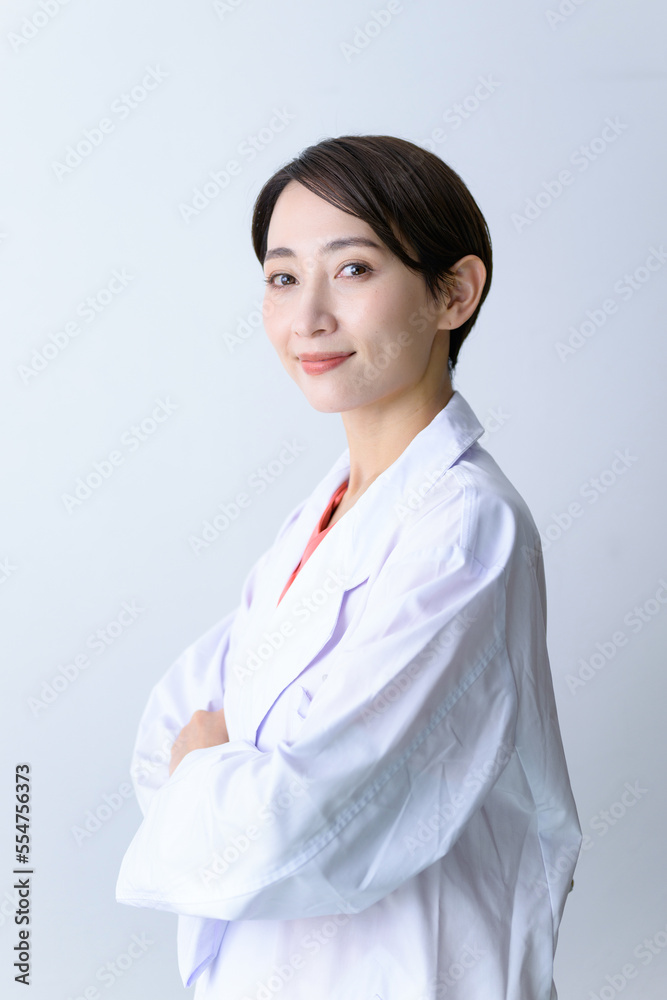 笑顔で微笑む白衣の使いやすいドクター（女医）のイメージ