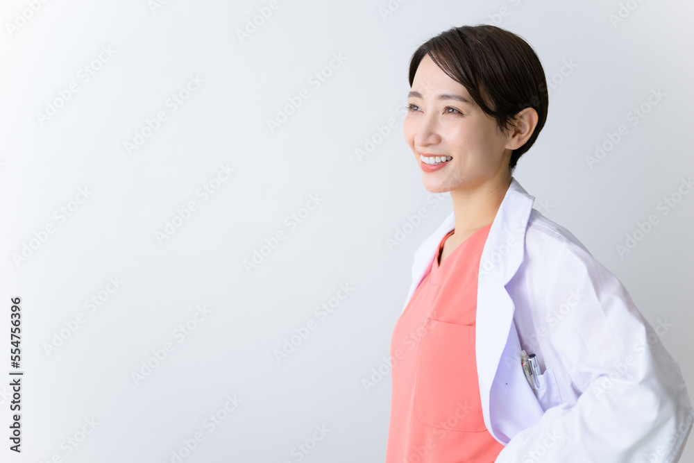 Image of an easy-to-use doctor (female doctor) in a white coat smiling and laughing Image of an easy-to-use doctor (female doctor) in a white coat smiling and laughing