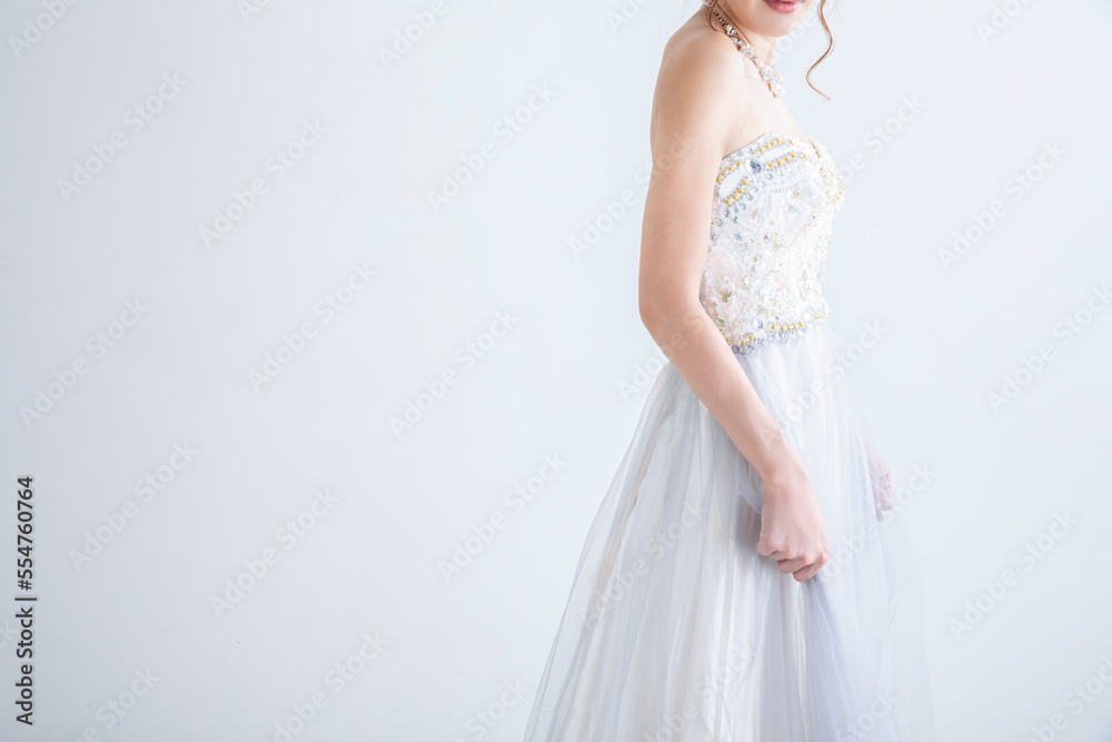 白いドレスを着た女性 dress
白いドレスを着た女性 dress