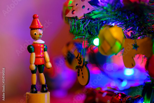 Pinocho con árbol de Navidad photo