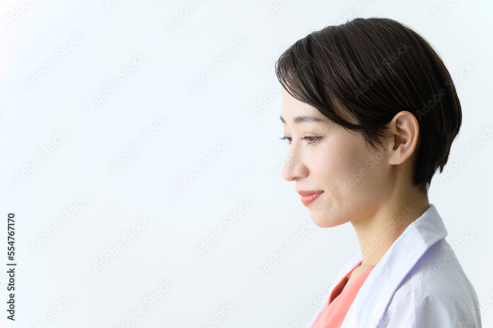 笑顔で微笑む白衣の使いやすいドクター（女医）の 嬉しいポシティブイメージ　アップ