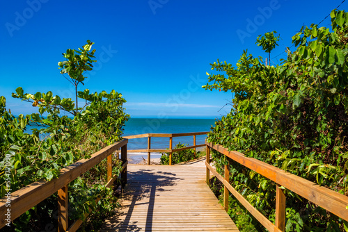  entrada de madeira da praia de jurere florianópolis santa catarina brasil jurerê internacional 