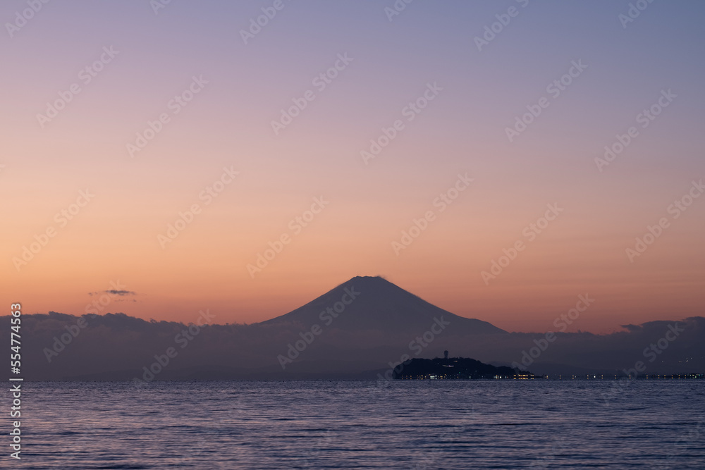 神奈川県逗子海岸からの夕日の江ノ島と富士山