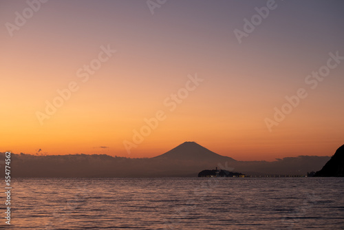 神奈川県逗子海岸からの夕日の江ノ島と富士山