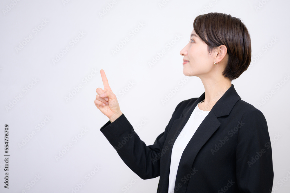 スーツ姿の信頼できそうな使いやすいビジネス系女性のイメージ ポイント スーツ姿の信頼できそうな使いやすいビジネス系女性のイメージ ポイント