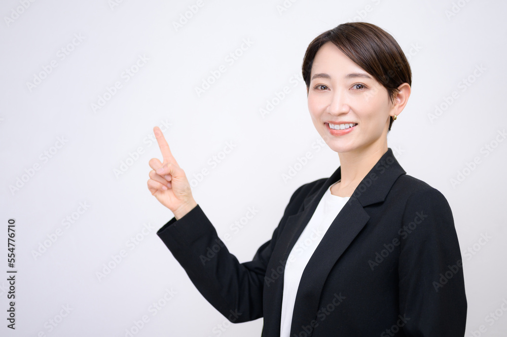 Image of a trustworthy, easy-to-use business woman in a suit Point Image of a trustworthy, easy-to-use business woman in a suit Point
