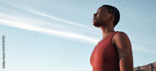 Foto Fitness, breath and mockup with a sports black woman taking a break outdoor against a clear blue sky