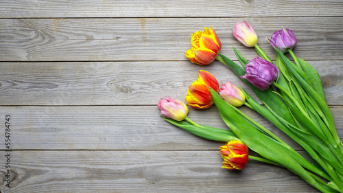 Fototapeta Naklejka Na Ścianę i Meble -  Bunch of spring tulip flower on wooden background
