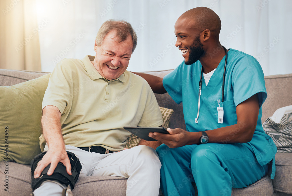 Obraz premium Rehabilitation, knee pain and man and nurse with tablet for recovery results, patient report and scan at home. Healthcare, support and happy medical worker with senior man laughing in consultation