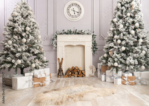 Weihnachtskulisse Hintergrund mit Tannenbäumen, Kamin und Geschenken Dekoration weiß silber Xmas Var. 2