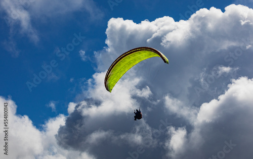 Paragleiter mit dramatischem Wolkenhimmel nach dem Start vom Pico Barrosa,Insel Sao Miguel, Azoren, Portugal,