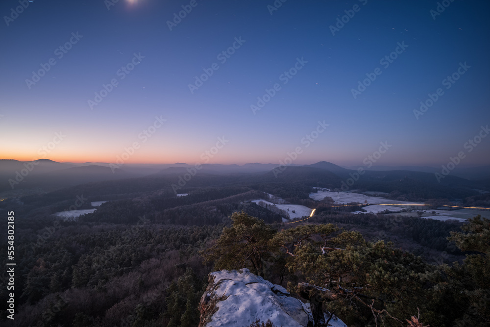 kalter wintermorgen auf einem felsen im wald