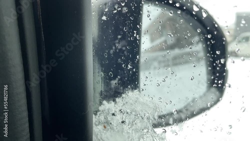 しんしんと降る雪　車の窓　車内 photo