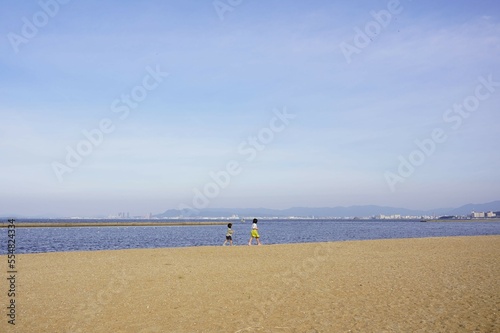 浜辺を歩く2人の少女