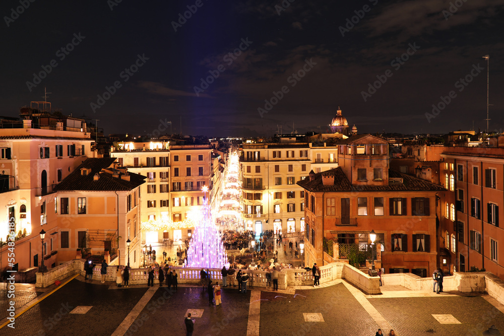 Roma piazza di Spagna con le luci e le decorazioni natalizie 