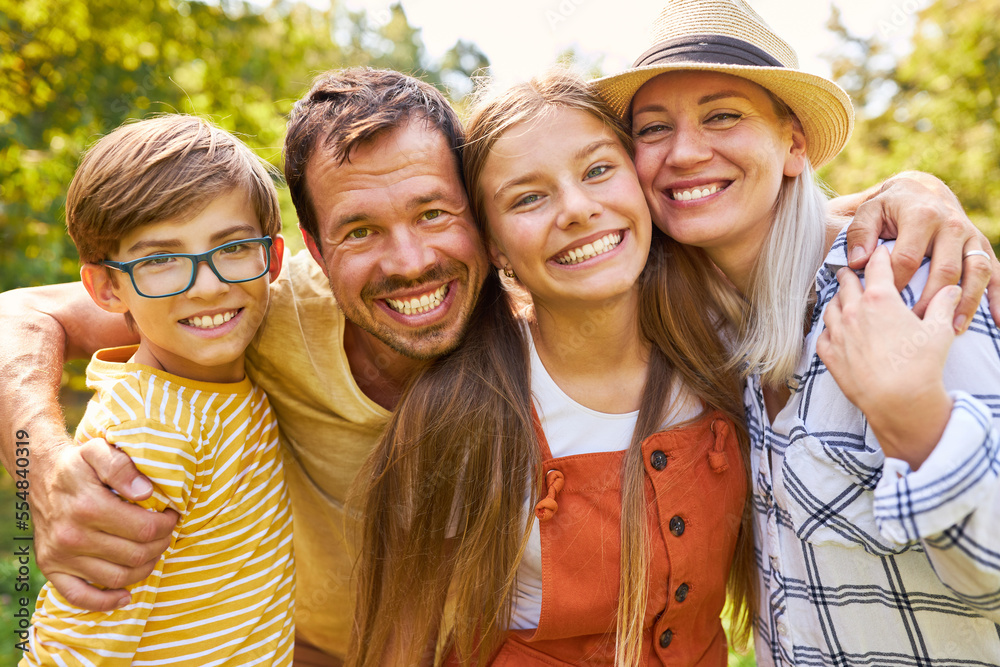 Foto de Glückliche Familie mit Sohn und Tochter lacht zusammen do Stock