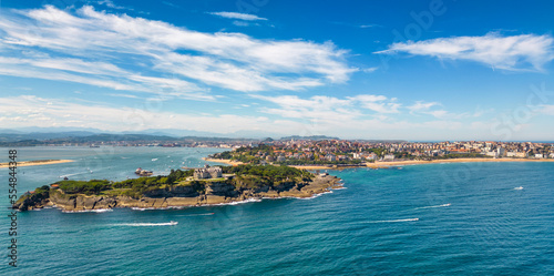 Cuadro en lienzo Magdalena Palace in Santander Spain with aerial view of the peninsula and the city with sunny beach in summer