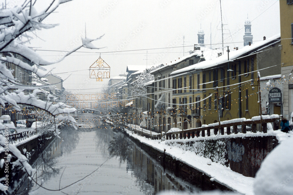 Fototapeta premium Milan: Naviglio Grande with snow