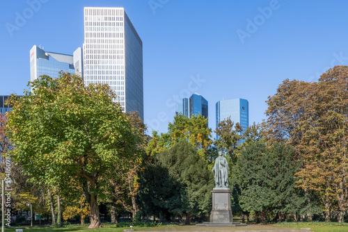 Schiller Denkmal in der Taunus Anlage in Frankfurt am Main