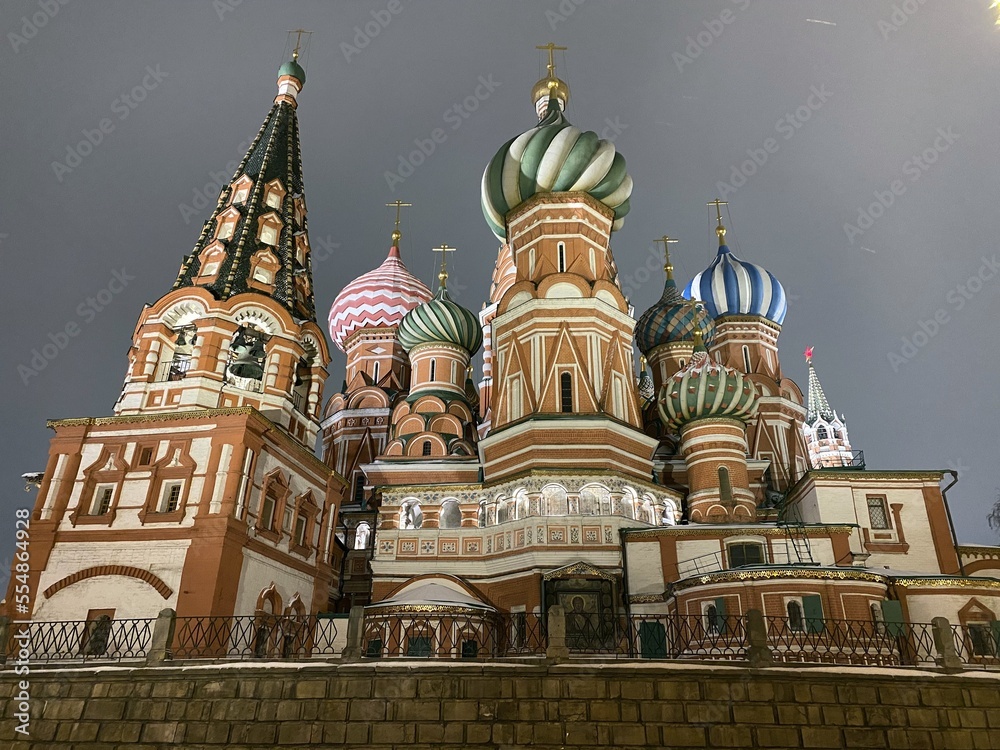  Храм Василия Блаженного в Москве на Красной площади зимним вечером