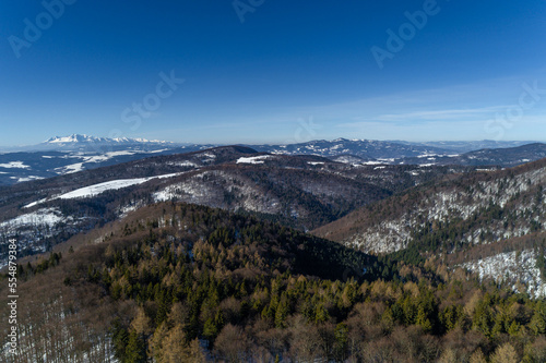 Muszyna, zimowy krajobraz z Kotylniczego Wierchu z widokiem na góry.